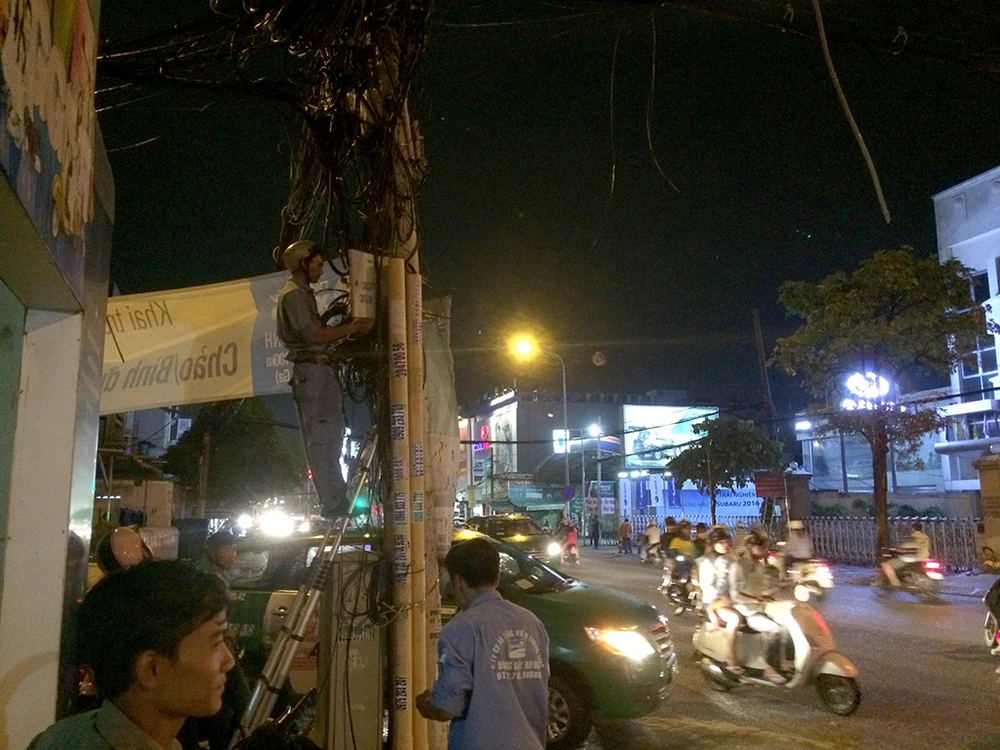 Cho đến tối cùng ngày, công tác khắc phục vẫn đang được nhân viên viễn thông khắc phục. 